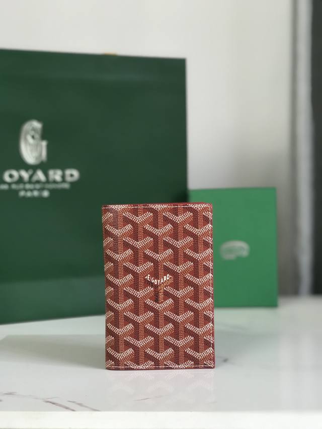 正品级 Goyard 护照夹 时尚出行必备单品 G0Yard 戈雅 成立于1853年，已超过160年的历史，面料以麻，棉及大麻纤维混合织成后再涂上光面的树胶醛醣