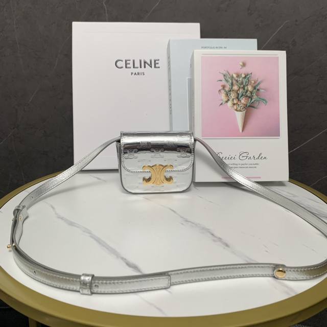 正品级 全钢五金 Celine 新品mini C家这一年陆续出的小包但这一季cline Mini可可爱爱必收、虽然小包容量不是特别大、但是颜值暴击,可爱暴击又不 正品级 全钢五金 Celine 新品mini C家这一年陆续出的小包但这一季cline Mini可可爱爱必收、虽然小包容量不是特别大、但是颜值暴击,可爱暴击又不