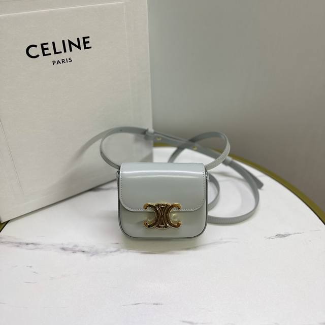正品级 Celine 新品mini 耳机包 C家这一年陆续出的小包但这一季cline Mini可可爱爱必收、虽然小包容量不是特别大、但是颜值暴击，可爱暴击又不是