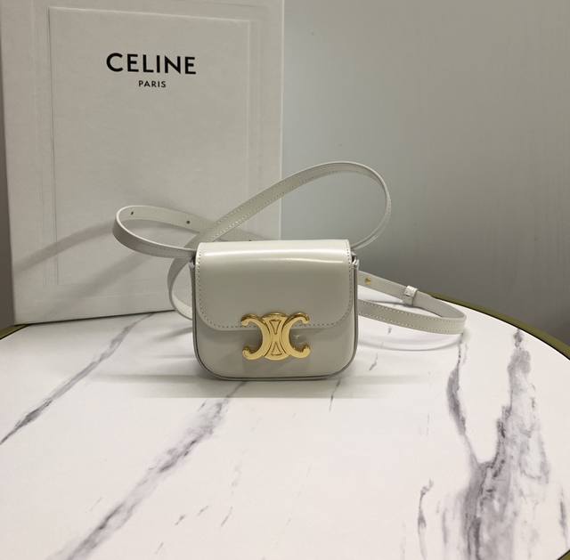 正品级 Celine 新品mini 耳机包 C家这一年陆续出的小包但这一季cline Mini可可爱爱必收、虽然小包容量不是特别大、但是颜值暴击，可爱暴击又不是