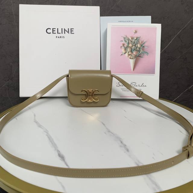 正品级 Celine 新品mini 耳机包 C家这一年陆续出的小包但这一季cline Mini可可爱爱必收、虽然小包容量不是特别大、但是颜值暴击，可爱暴击又不是