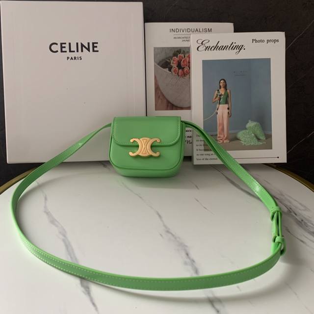 正品级 Celine 新品mini 耳机包 C家这一年陆续出的小包但这一季cline Mini可可爱爱必收、虽然小包容量不是特别大、但是颜值暴击,可爱暴击又不是 正品级 Celine 新品mini 耳机包 C家这一年陆续出的小包但这一季cline Mini可可爱爱必收、虽然小包容量不是特别大、但是颜值暴击,可爱暴击又不是