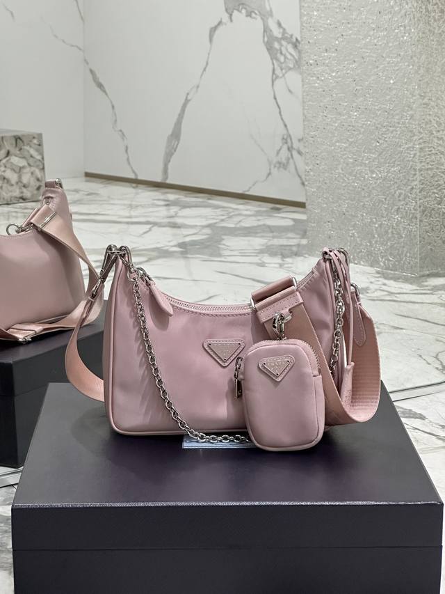 正品级 新版本 Hobo三合一 酷girl出街的王炸单品,更是解锁多种背法!单肩 斜挎 手拎 腋下 腰包随便一刷明星网红博主都能看到的穿搭包,设计简约又百搭,无 正品级 新版本 Hobo三合一 酷girl出街的王炸单品,更是解锁多种背法!单肩 斜挎 手拎 腋下 腰包随便一刷明星网红博主都能看到的穿搭包,设计简约又百搭,无