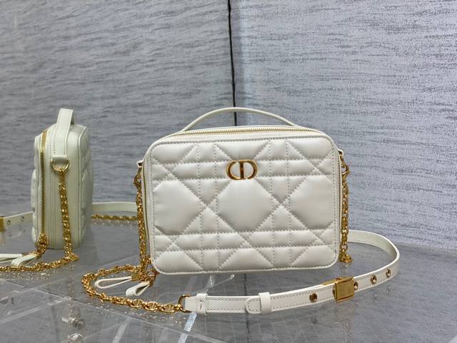正品级 ，高版本 Dior Caro 箱型链条手袋 采用奶白色牛皮革精心制作，饰以别具一格的绗缝超大藤格纹和一个宽敞隔层，设有三个卡槽，可收纳各种日常用品。可拆