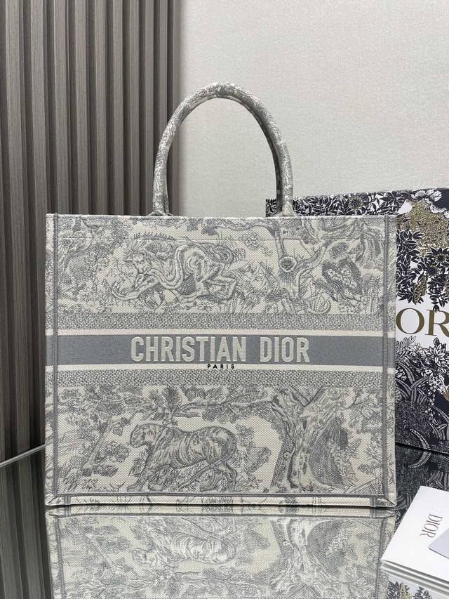 正品级 ,高版本 旧灰虎大号 购物袋 火遍大街小巷,席卷整个时尚圈 浓厚的复古艺术气息简直是行走的艺术品 全手工立体刺绣 凹凸有致 超大容量 特别适合想把整个家 正品级 ,高版本 旧灰虎大号 购物袋 火遍大街小巷,席卷整个时尚圈 浓厚的复古艺术气息简直是行走的艺术品 全手工立体刺绣 凹凸有致 超大容量 特别适合想把整个家