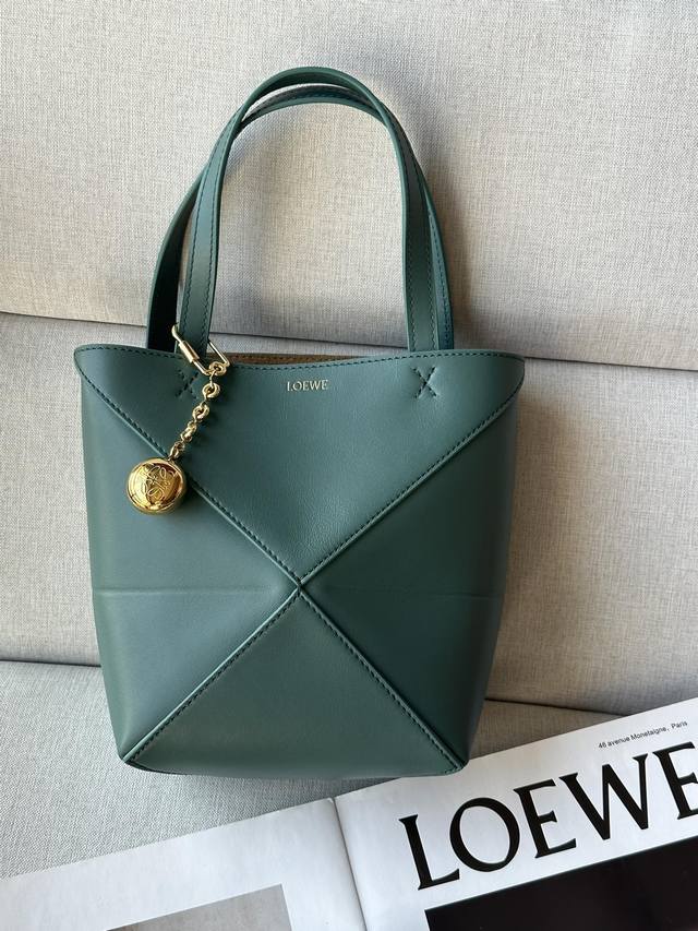 原厂皮 有型號1763 回貨 香根草绿 迷你亮面牛皮革 Puzzle Foldmini Puzzle Fold 手袋从品牌经典手袋系列的几何线条汲取灵感，以富含