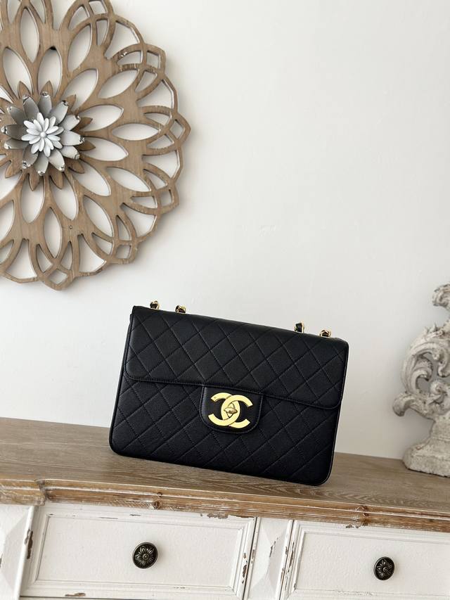 原厂皮 贝嫂同款 Chanel 黑色球纹 绝版大金扣包 现货 Chanel Classic Flap Bag是1983年老佛爷接手chanel后对香奈儿女士的设