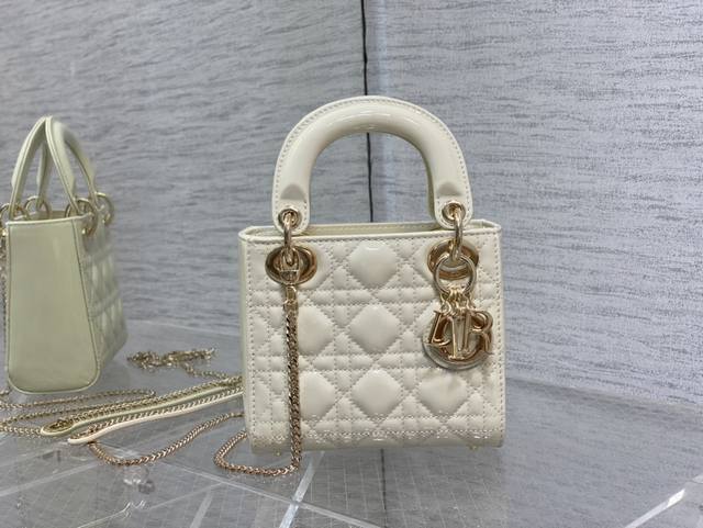 正品级 ,高版本 三格白色漆皮金扣 Classic Lady戴妃包漆皮,人手一个必备的三格小包。迷人优雅又气场十足,斜挎手拎也是女人味十足,经典时尚风格。Ins 正品级 ,高版本 三格白色漆皮金扣 Classic Lady戴妃包漆皮,人手一个必备的三格小包。迷人优雅又气场十足,斜挎手拎也是女人味十足,经典时尚风格。Ins