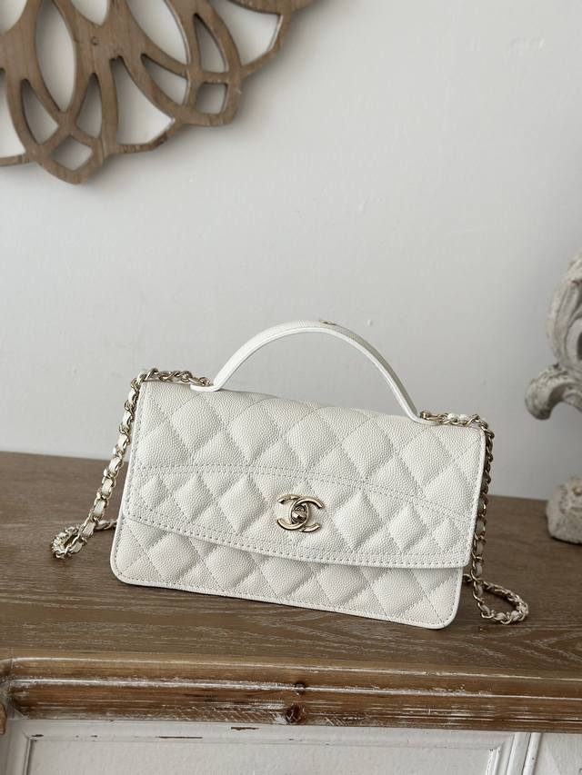 原厂皮 Chanel 。新款斜跨小包 链条单肩、斜挎、手提，时尚走秀款购物袋，颗粒压花小牛皮时尚耐用，感觉更能展现高气质高品位，经典优雅的包身款式，适合四季各款