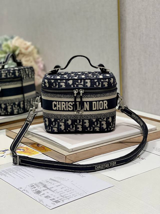 正品级 ，高版本 斜挎蓝d化妆包，正面饰以“Christian Dior”标志。搭配可拆卸、可调节的同色调刺绣肩带，令造型更加精致。精巧的设计充分体现 Dior