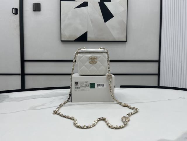A96110 24新款包包配饰在链条上 方块钻石装饰 时尚奢华 细腻的小羊皮质感超级好 还配有小镜子，简直太贴心了，看到它瞬间就种草了尺寸:11*8.5*7Cm