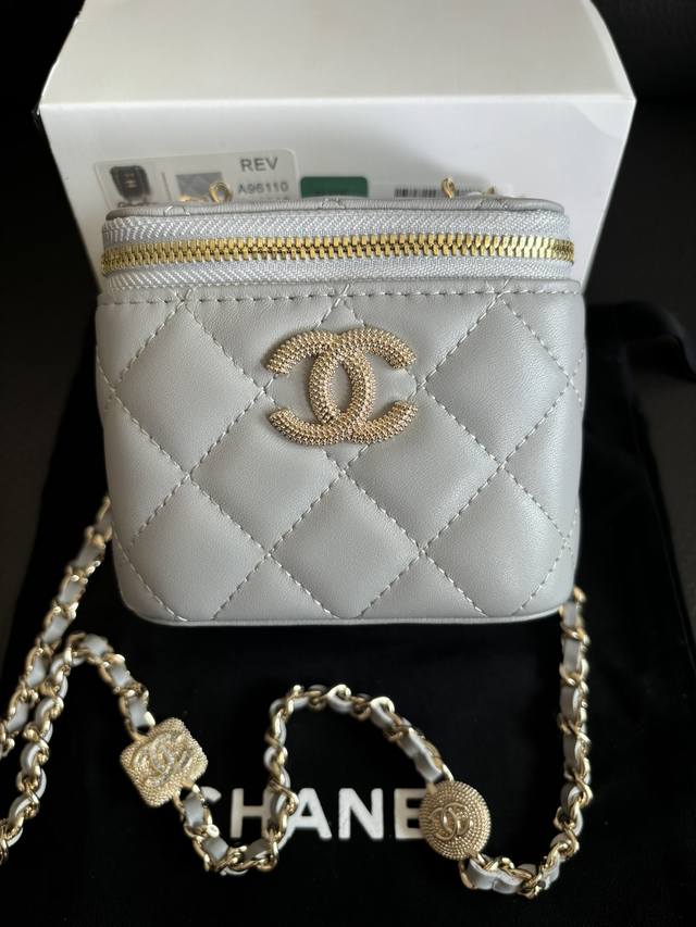 A96110 24新款包包配饰在链条上 方块钻石装饰 时尚奢华 细腻的小羊皮质感超级好 还配有小镜子，简直太贴心了，看到它瞬间就种草了尺寸:11*8.5*7Cm
