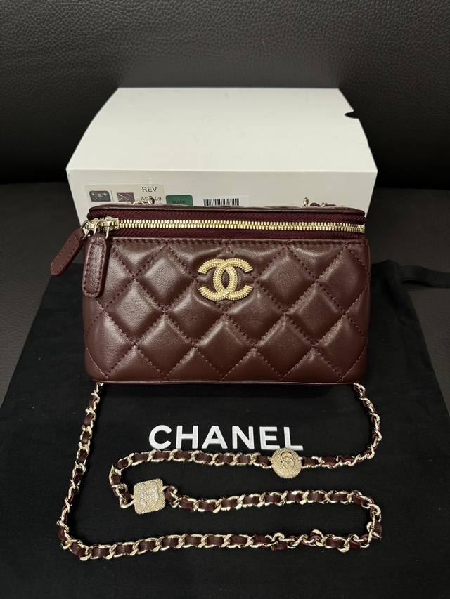 Ohanel 24K浮雕盒子包水钻不同快乐经典款相继出炉，盒子包的身影有些熟悉~C，经典盒子包怎会缺席呢 +这次上新的面孔是不是有些熟悉，也是经典款的回归。一只