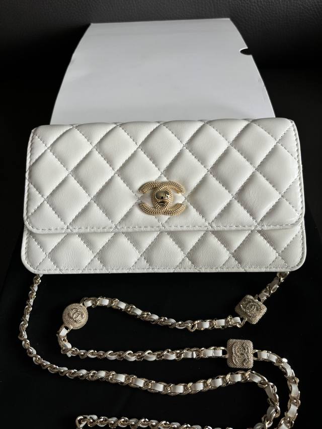 A9 8 24新款包包配饰在链条上 方块钻石装饰 时尚奢华 细腻的小羊皮质感超级好 直接闭眼入不会错 看到它瞬间就种草了 尺寸:17Cm