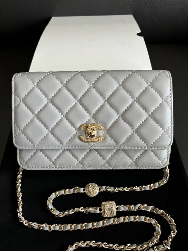 A9 7 24新款包包配饰在链条上 方块钻石装饰 时尚奢华 细腻的小羊皮质感超级好 直接闭眼入不会错 看到它瞬间就种草了 尺寸:19*12*3.5Cm