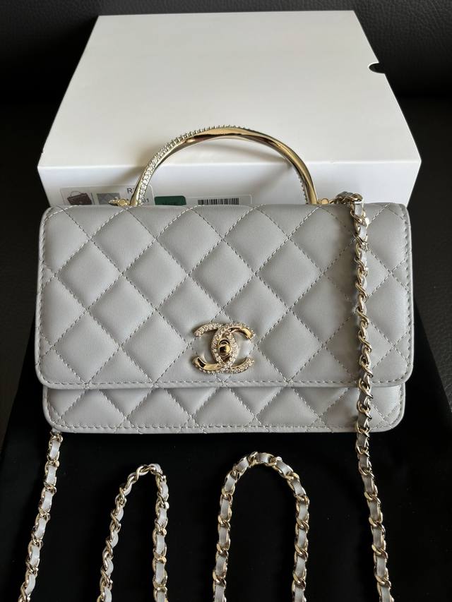 出货啦最新24Kwoc新款爆闪钻0Hanel闪钻手柄双色水晶手柄真的绝绝绝美！复古华丽，精致的像艺术品一样双层的经典款woc包型，容量也很大可以放下2部，很实用