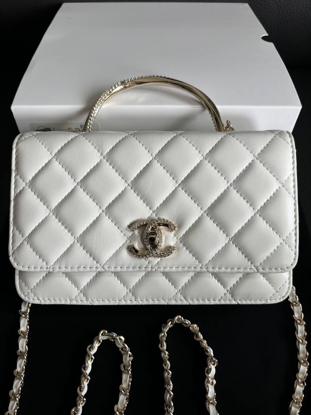 出货啦最新24Kwoc新款爆闪钻0Hanel闪钻手柄双色水晶手柄真的绝绝绝美！复古华丽，精致的像艺术品一样双层的经典款woc包型，容量也很大可以放下2部，很实用