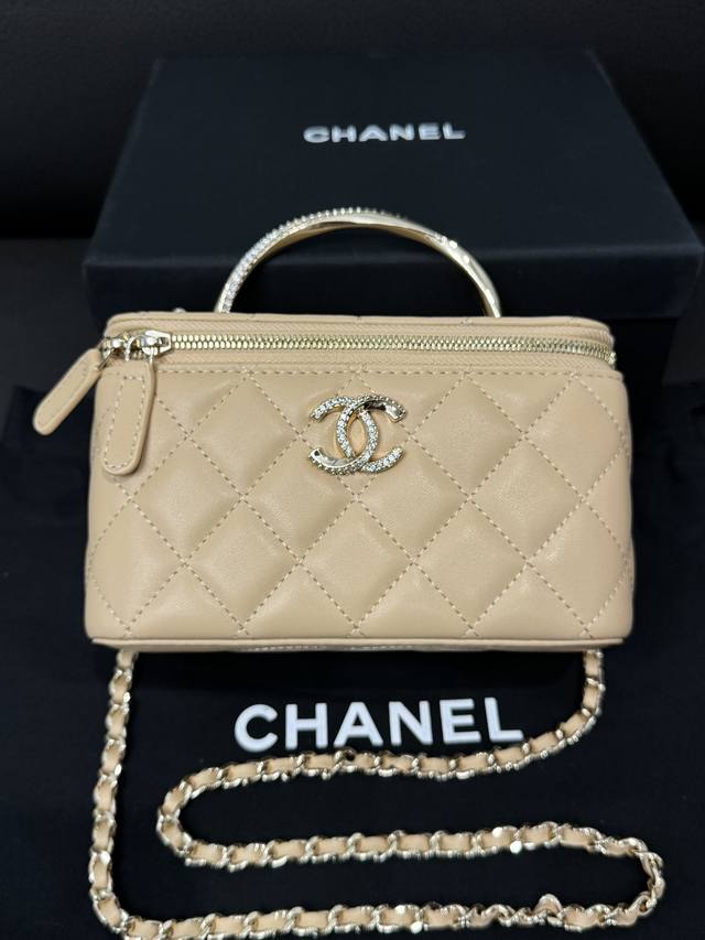 Chanel 24K 钻扣扭纹手提盒子包 被水钻手柄一眼击中 太特别啦～ 仙气满满 搭配上金色链条和标志性小双c，更添一份贵气～ 细腻光滑的进口小羊皮 太加分啦