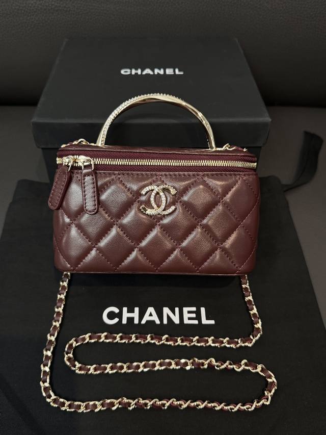 Chanel 24K 钻扣扭纹手提盒子包 被水钻手柄一眼击中 太特别啦～ 仙气满满 搭配上金色链条和标志性小双c，更添一份贵气～ 细腻光滑的进口小羊皮 太加分啦