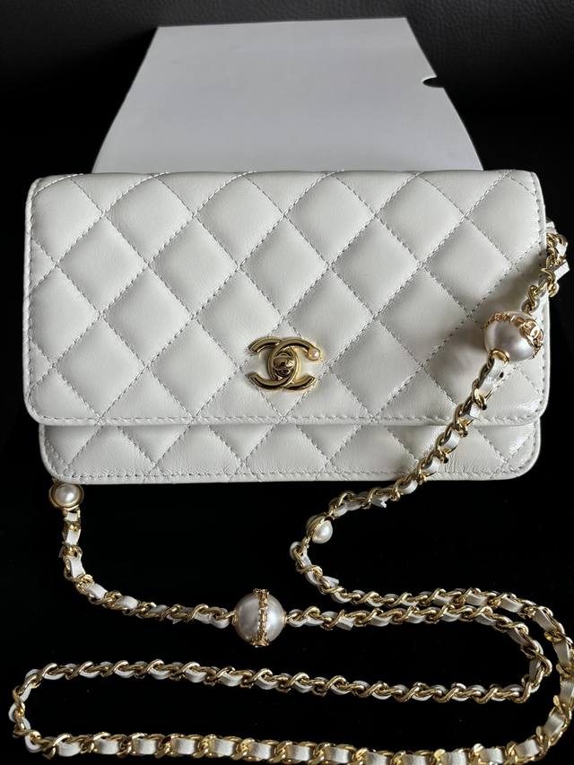 Chanel 24K 珍珠链条woc 珍珠链条太精美了 超级贵气~ 搭配着金色金属五金精致度拉满 Size:19Cm 型号:9 4 Chanel 24K 珍珠链条woc 珍珠链条太精美了 超级贵气~ 搭配着金色金属五金精致度拉满 Size:19Cm 型号:9 4