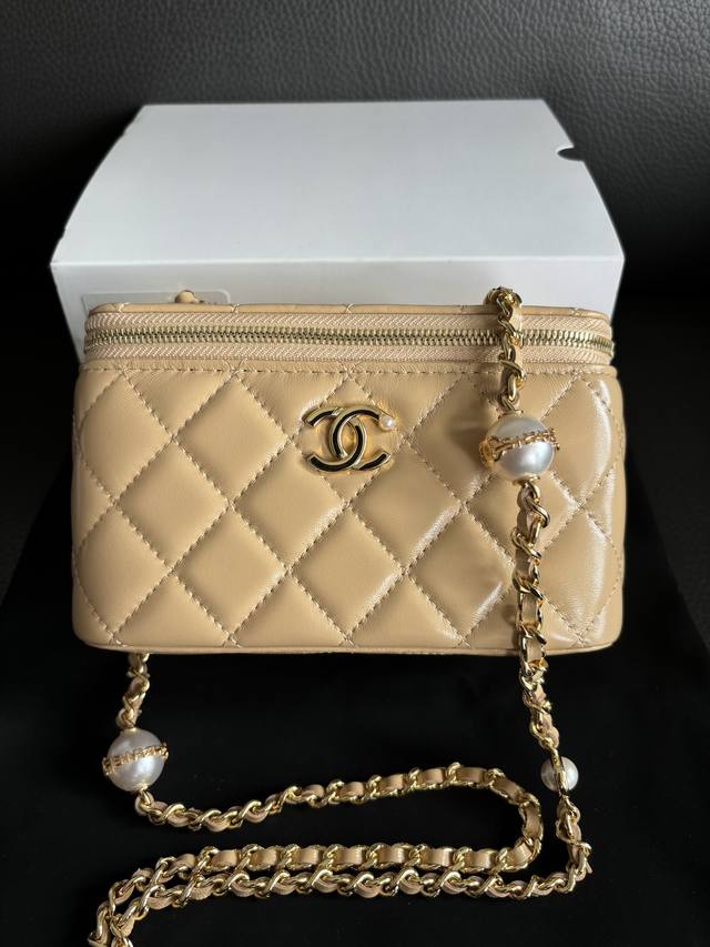 Chanel 24K 珍珠链条盒子包 珍珠链条太精美了 超级贵气～ 搭配着金色金属五金精致度拉满 Size：17Cm 型号：9 6