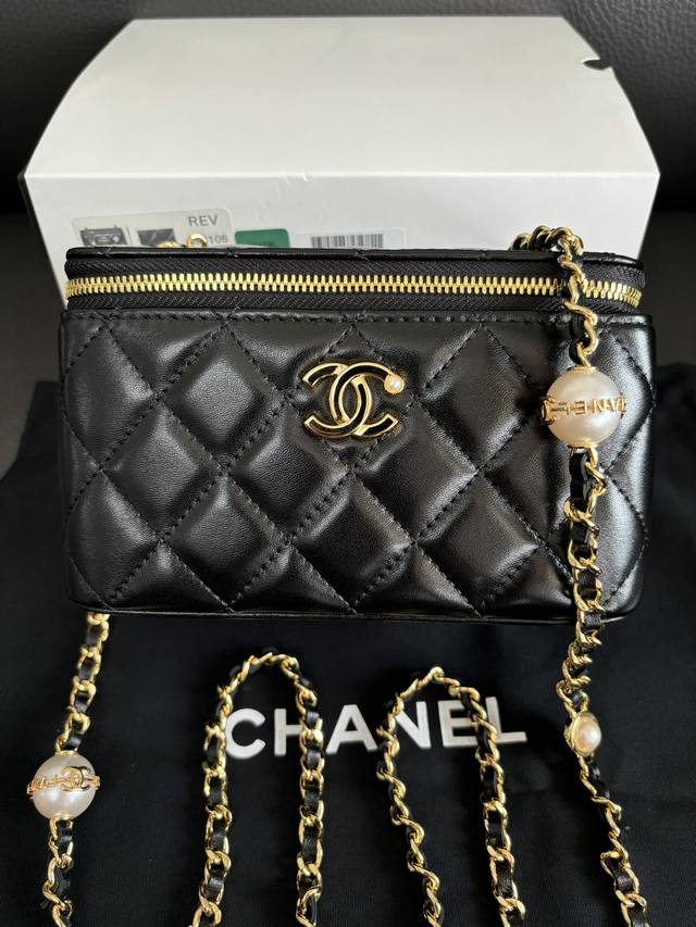Chanel 24K 珍珠链条盒子包 珍珠链条太精美了 超级贵气～ 搭配着金色金属五金精致度拉满 Size：17Cm 型号：9 6