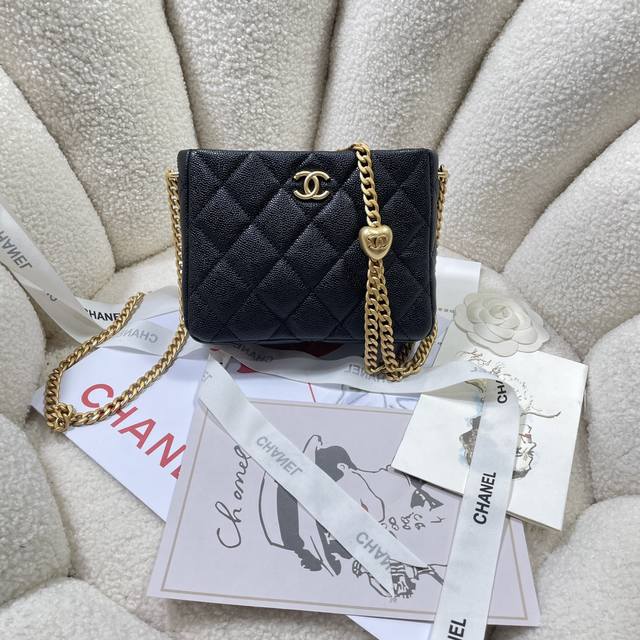 新款现货！！！ 23P爱心hobo包 3830这次新一季上新爱心款，肩带可调节 火速来 Get哑光磨砂质感的爱心球少女心一爆棚，链条也是同质感的素链，荔枝皮耐用