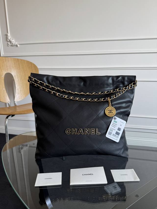 Chane124K 颗粒22Bag 慵懒氛围感拉满 As3261 设计融合了时尚与现代元素 展现出别样的可爱和时髦啦~ 只是看着就感受到活力四射啦~ 金属配皮l