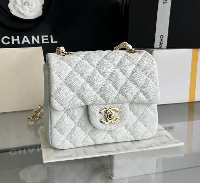 全皮版 方胖子尺寸：13.5*17*8Cm 海外贸易订单classic Flap牛皮菱格纹方胖子到货啦 Chanel这款经典菱格牛皮方胖子，品牌的经典元素都有了