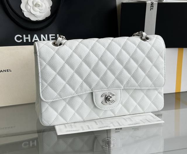 全皮版 。中号尺寸：15.5*25.5*6.5Cm 贸易渠道订单classic Flap牛皮菱格纹单肩包chanel经典菱格纹牛皮cf，此款是专柜难买指数五颗星