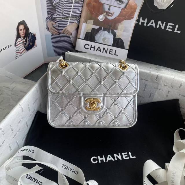 现货～ Chanel25C早春走秀系列 25C走秀款手工编织cf来了 经过四年的精心筹备与修缮小香终于重返巴黎大皇宫这 座不仅是巴黎的文化瑰宝更是与香家品牌情深