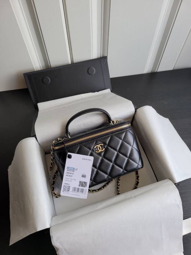 现货22A新款手柄长盒子 每一季都有火爆的焦点 高级不挑季节感觉 底部是大双c！2199 每一季都让我惊讶 内里自带镜子，口红格子， 超级喜欢，时刻装扮你的美