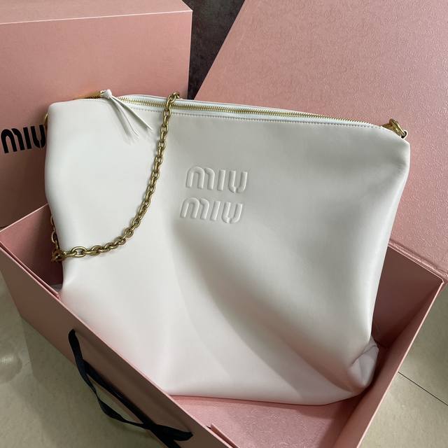 Miumiu M家 5Bb586 Miu家购物袋出货,顶级进口小牛皮,皮面细腻光滑柔软,质感高级,包身软而不塌,气质随性慵懒,容量超大,日常出街背它回头率百分百 Miumiu M家 5Bb586 Miu家购物袋出货,顶级进口小牛皮,皮面细腻光滑柔软,质感高级,包身软而不塌,气质随性慵懒,容量超大,日常出街背它回头率百分百