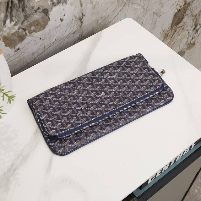 Sainte-Marie 手拿包采用双面翻盖设计，适用干所有风格和场合:皮革翻盖彰显优雅与精致 一个大尺寸拉链夹层，可容纳日常所有必需品。Goyard 戈雅 尺