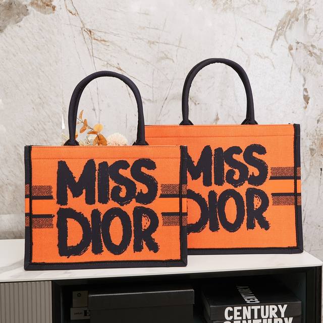 大号 ，中号 新色锁边dior 迪奥专柜新款购物袋！专柜同步更新！明星同款限量版！超级有范儿！进口布料高端品质！任意出入专柜毫无压力！超大容量外出首选 大号尺寸