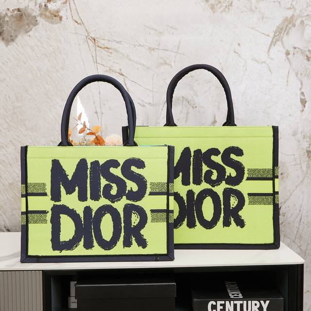 大号 ,中号 新色锁边dior 迪奥专柜新款购物袋!专柜同步更新!明星同款限量版!超级有范儿!进口布料高端品质!任意出入专柜毫无压力!超大容量外出首选 大号尺寸 大号 ,中号 新色锁边dior 迪奥专柜新款购物袋!专柜同步更新!明星同款限量版!超级有范儿!进口布料高端品质!任意出入专柜毫无压力!超大容量外出首选 大号尺寸