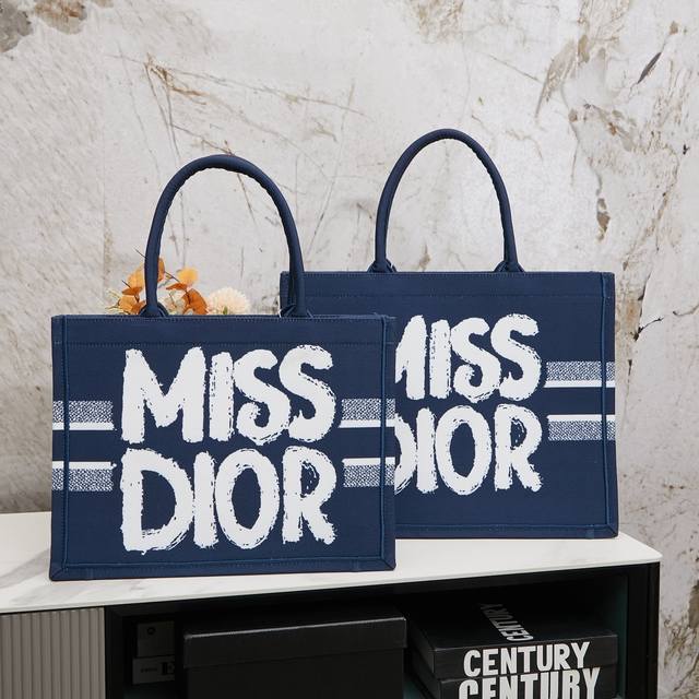 大号 ，中号 新色锁边dior 迪奥专柜新款购物袋！专柜同步更新！明星同款限量版！超级有范儿！进口布料高端品质！任意出入专柜毫无压力！超大容量外出首选 大号尺寸