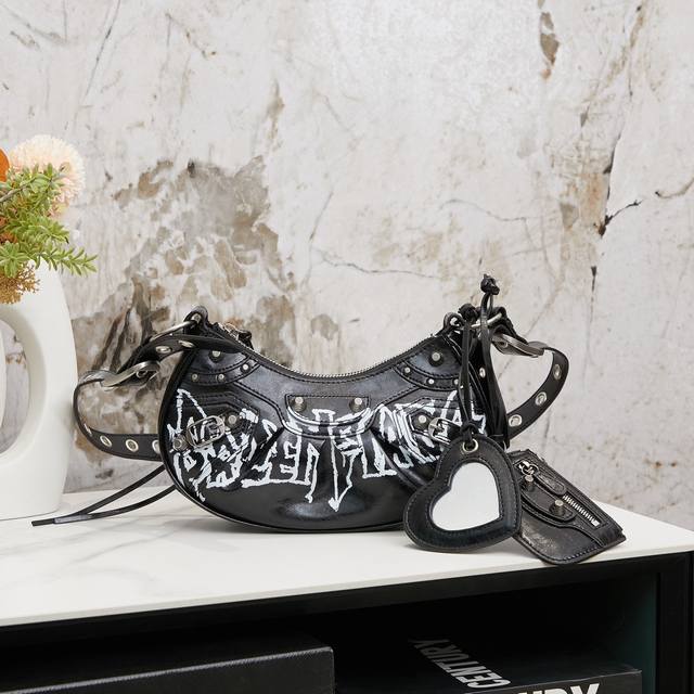 巴黎世家24 Diy Metal涂鸦印花长袖 短袖tee 酷到炸裂！极具辨识度视觉在基础款式中以别样先锋感来体现设计语言的时髦创意精密棉质用料，正面、背面和衣袖