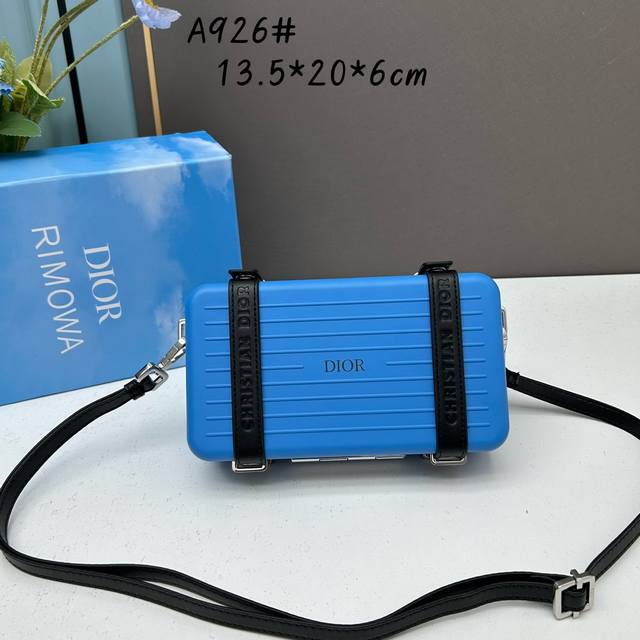 Dio & Rimowa 联名限定款小行李箱子包来啦！自从rimowα被巨头收购，感觉档次又提高了一个度，尤其是实物小盒子采用了rimowa标志性的磨砂质感的铝