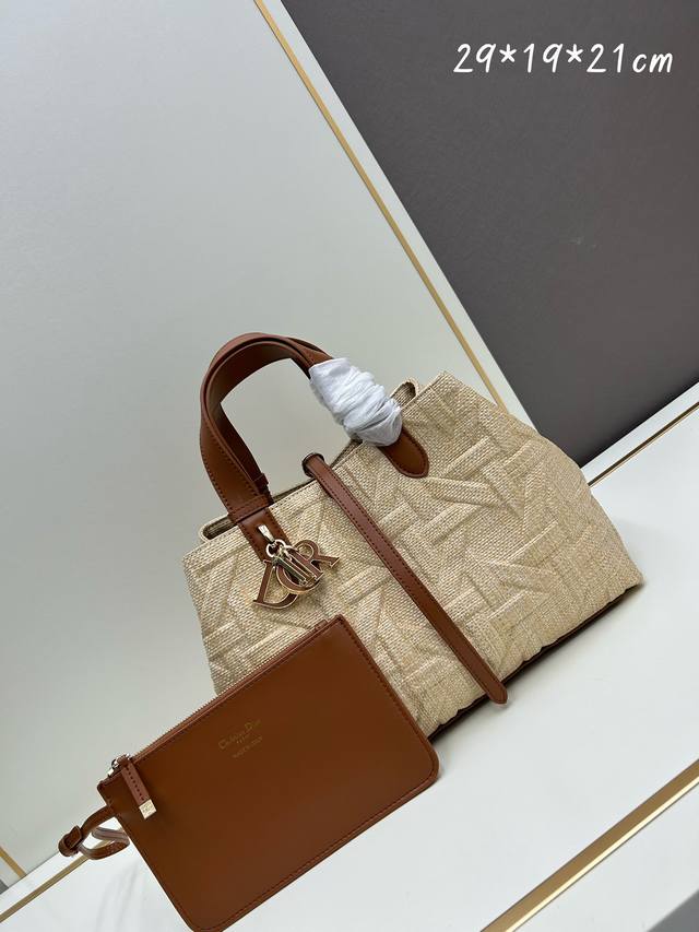 Groove 手袋波士顿迷你，Dior迪奥顶级原厂皮 让人无法抗拒的可爱，简洁的包形，复古又高级，采用 牛皮精心制作，精致之余时尚感也十足，手提斜挎都可 以，自