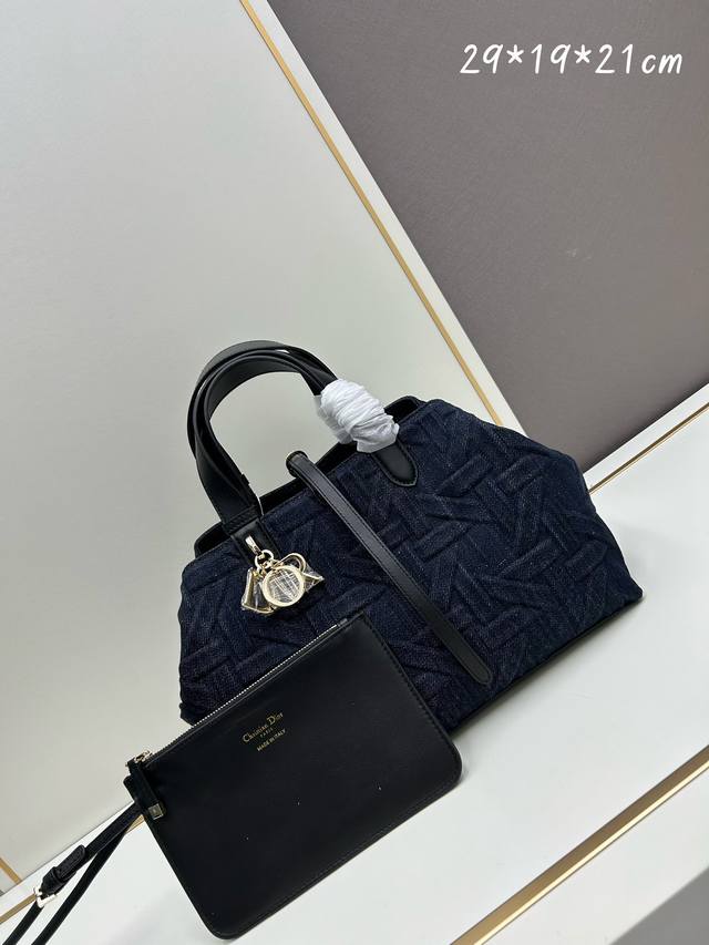 Groove 手袋波士顿迷你,Dior迪奥顶级原厂皮 让人无法抗拒的可爱,简洁的包形,复古又高级,采用 牛皮精心制作,精致之余时尚感也十足,手提斜挎都可 以,自 Groove 手袋波士顿迷你,Dior迪奥顶级原厂皮 让人无法抗拒的可爱,简洁的包形,复古又高级,采用 牛皮精心制作,精致之余时尚感也十足,手提斜挎都可 以,自