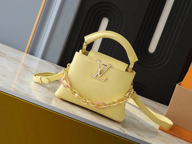 升级原版 M24683 M25232 M24684 M25211 本款 Capucines 迷你手袋取材明丽 Taurillon 牛皮革，为精巧链条的八边形链环