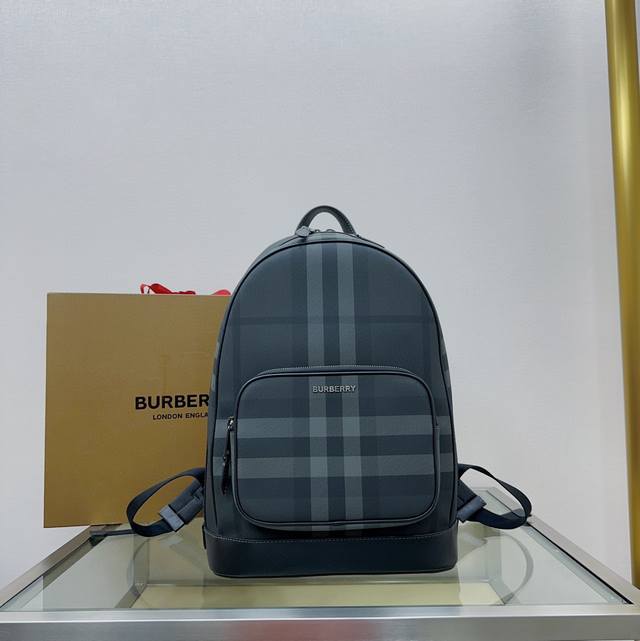 B包rocco 炭灰色双肩包.精美装饰 Burberry 格纹，点缀立体品牌徽标。顶部皮革提柄.可调式肩背带.1个拉链外袋；1个拉链内袋.笔记本电脑隔层.双向拉