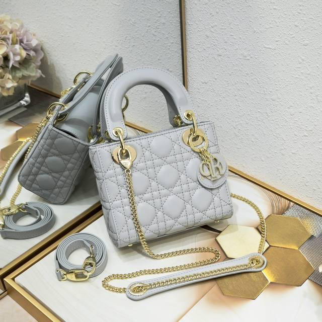 三格灰色羊皮法琅扣 Mini戴妃新升级 配备皮肩带铁链肩带不要容量！可爱就好！ Mini Lady，可容纳手机一部，零钱若干，超q的外形和糖果般的颜色，让人看了