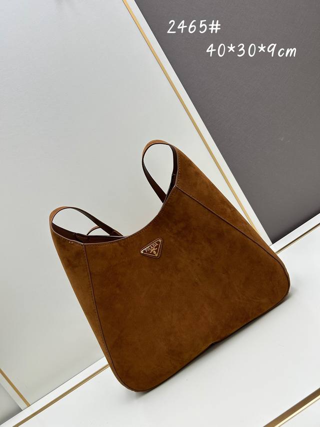 麂皮cleo1Bc181新款超大号斜挎包 这款斜挎包采用进口麂皮 磨砂皮 ,内配进口羊皮,不管斜挎还是单肩都是很有味道,上身效果杆杆的。超大容量实用性非要强 , 麂皮cleo1Bc181新款超大号斜挎包 这款斜挎包采用进口麂皮 磨砂皮 ,内配进口羊皮,不管斜挎还是单肩都是很有味道,上身效果杆杆的。超大容量实用性非要强 ,