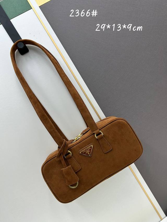 配盒子长手柄prada 普拉达中古麂皮包复古美拉德风 这款中古包采用jin口麂皮 磨砂皮 顶级五金，肩带为长肩背设计，非常时尚独特，袋口拉琏开合，容量空间大。上
