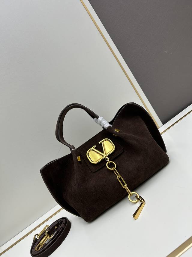 小号 Garavani Vlogo Escape 磨砂牛皮小号购物袋，金属徽标饰件可用在包装内部作为开合，亦可用在外部作为装饰元素，复古黄铜后处理铆钉及金属配件