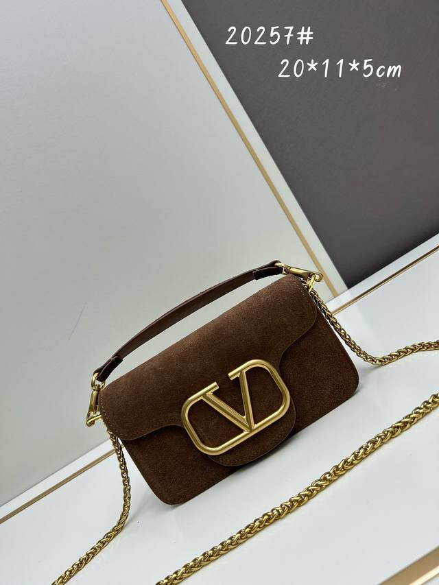 小号 经典包袋升级，磨砂皮占据街头， 金属链条和细腻皮革组成别致双提柄，还可拆除变身手拿包，多重搭配方式，兼具实用功能和时尚感。 Garavani Stud S