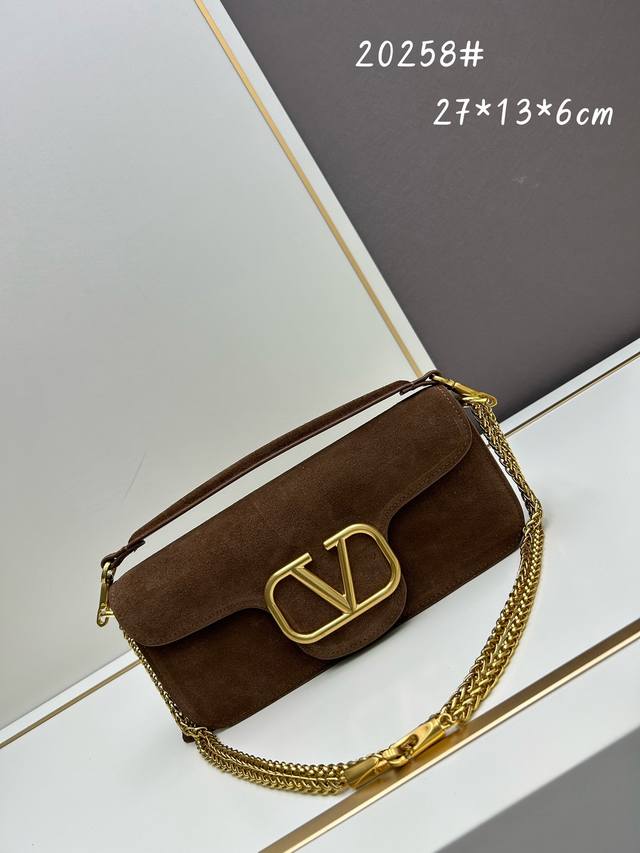 大号 经典包袋升级，磨砂皮占据街头焦点。 金属链条和细腻皮革组成别致双提柄，还可拆除变身手拿包，多重搭配方式，兼具实用功能和时尚感。 Garavani Stud