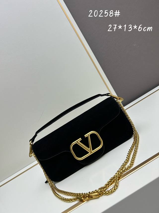 大号 经典包袋升级，磨砂皮占据街头焦点。 金属链条和细腻皮革组成别致双提柄，还可拆除变身手拿包，多重搭配方式，兼具实用功能和时尚感。 Garavani Stud